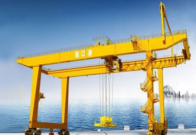 Op rails gemonteerde containerkraan
